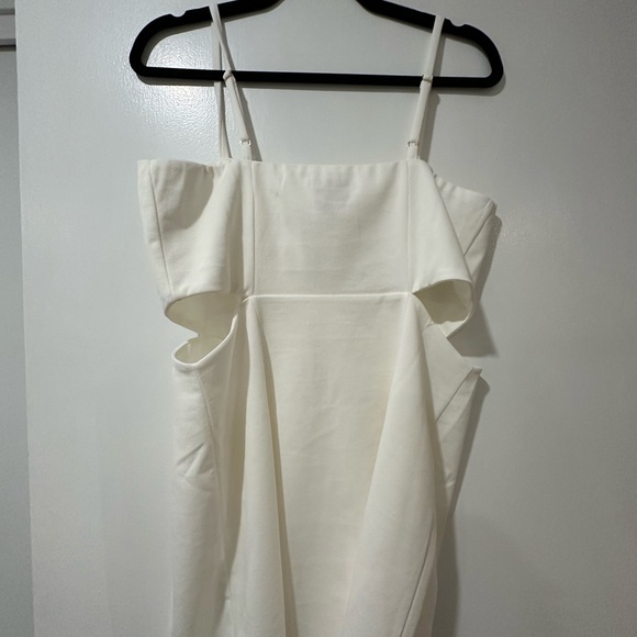 Elegant White Sleeveless Dress - Picture 4 of 4